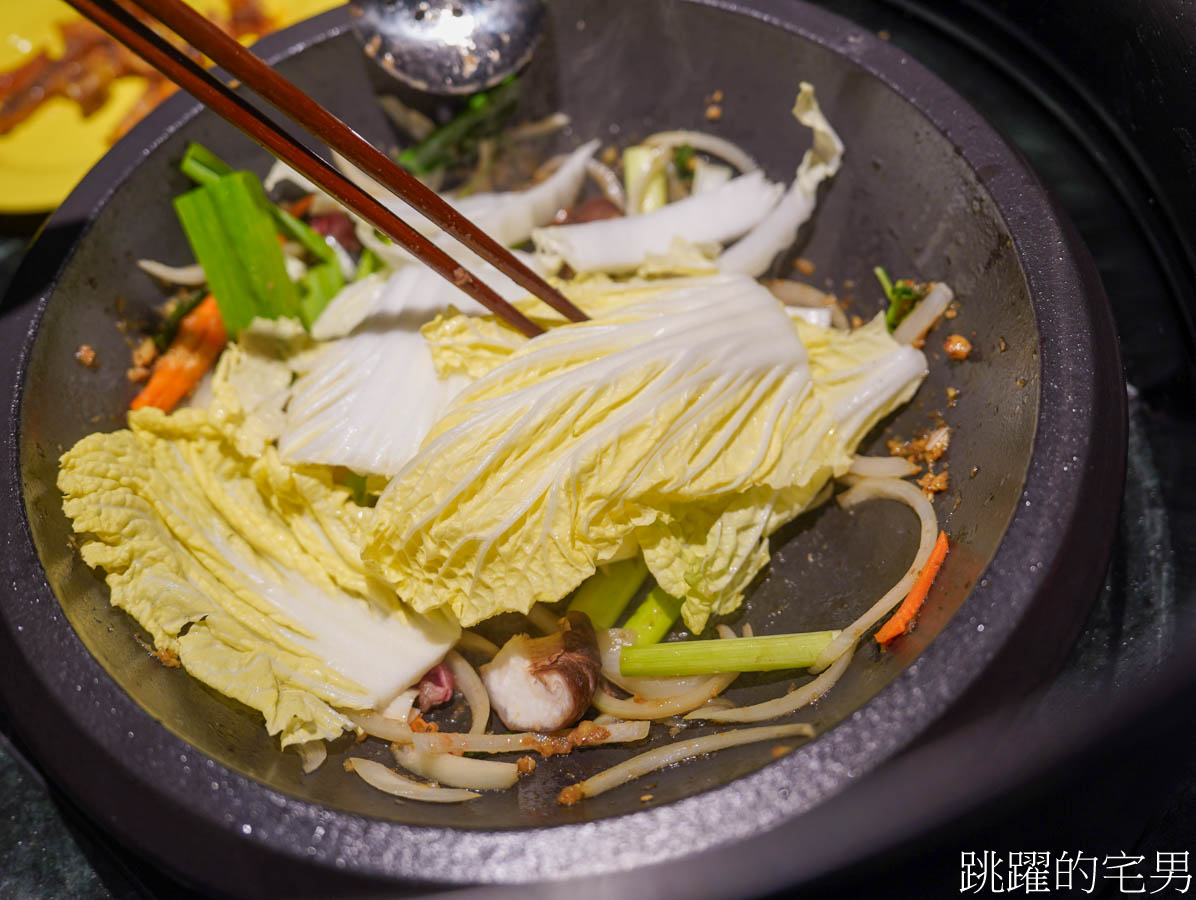 [花蓮美食]春滿石頭火鍋-這家花蓮石頭火鍋空間環境也太美，現炒湯頭味道就是不同