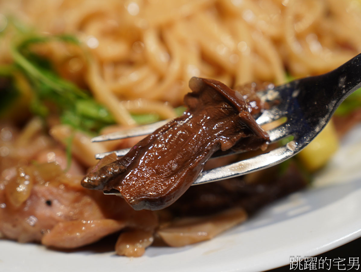 [花蓮美食]Oops驚奇咖啡-空間時尚舒適，店貓超可愛，推薦爐烤豬排、義大利麵，花蓮寵物友善餐廳、花蓮咖啡廳推薦，花蓮簡餐