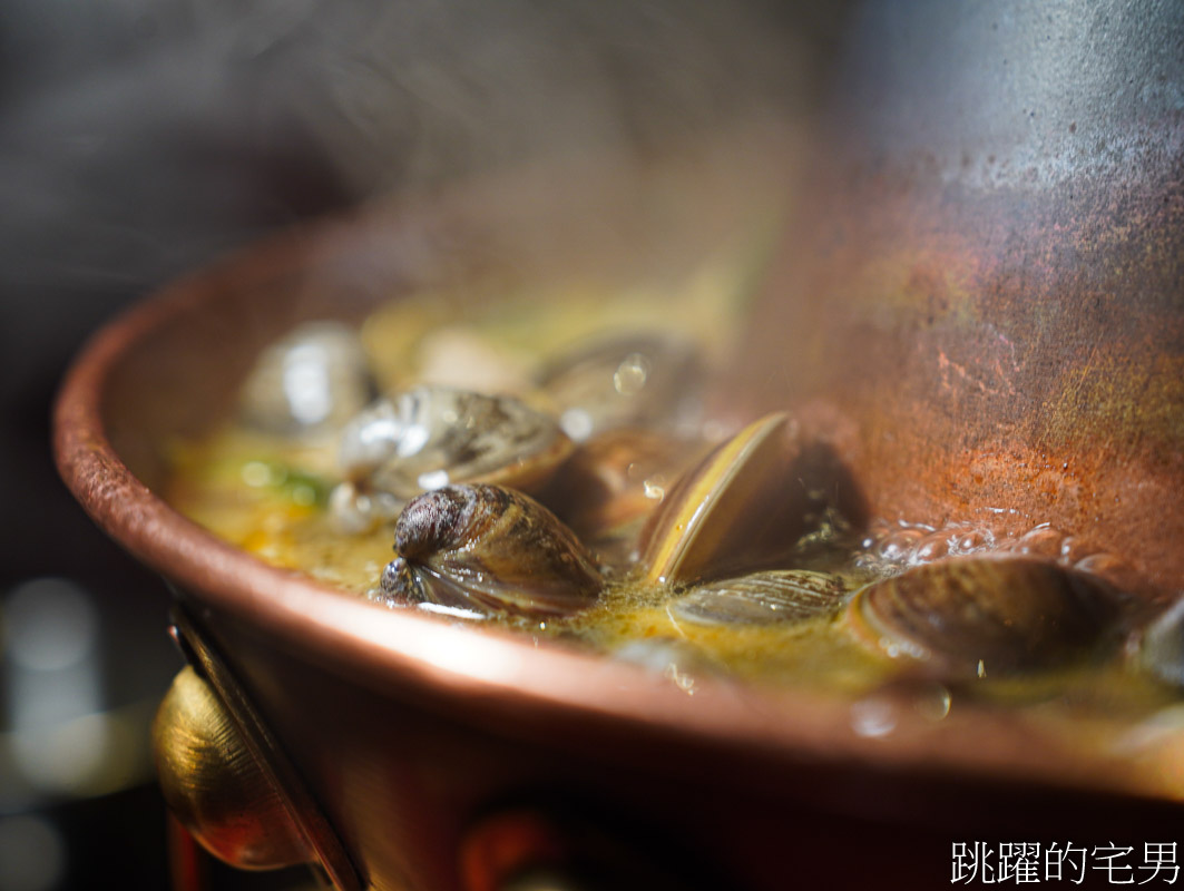 [花蓮火鍋]桃禧炭火鍋物 -花蓮炭火火鍋必點酸菜剝皮辣椒雞，北海道牛奶冰淇淋、飲料暢飲、必吃南門市場蛋餃、澎湖花枝蝦漿