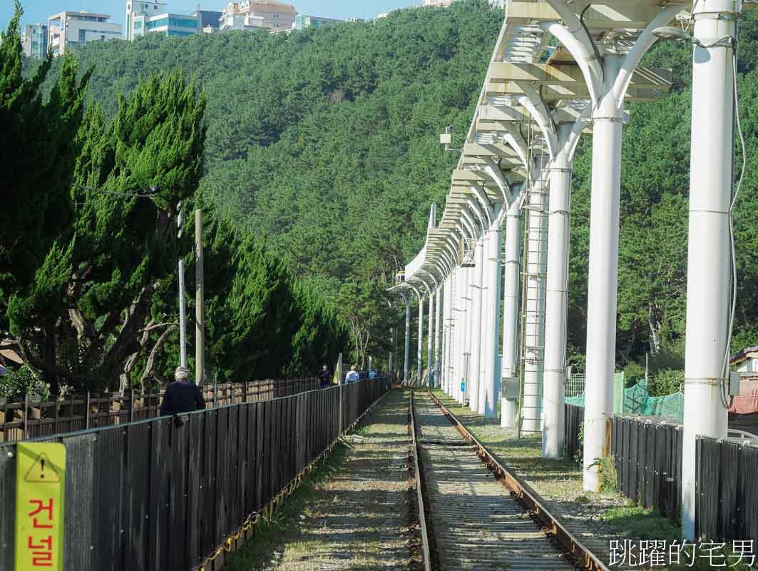 釜山必去景點「海雲台天空膠囊列車」釜山海雲台天空膠囊列車全攻略！夢幻拍照點+省錢技巧，絕美海景青沙浦天空步道、 海雲台沙灘，路線選擇青沙浦站搭乘到尾浦站、釜山膠囊列車門票怎麼買最便宜?